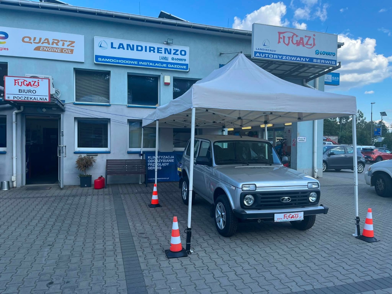 Srebrna Lada Niva 2025 zaparkowana przed serwisem w Krakowie