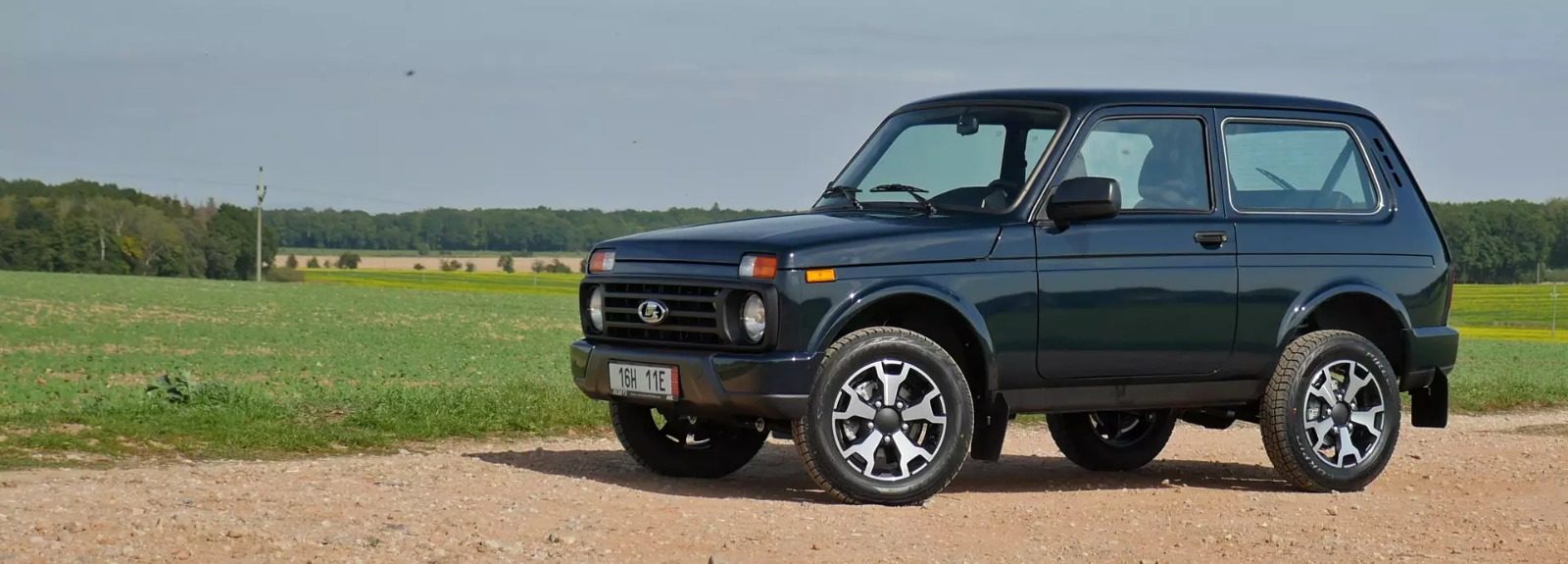 Ciemnozielona Lada Niva Urban 2026 na polnej drodze